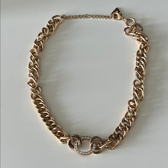 GUESS Chunky Gold Chain Circle Charm Necklace - Picture 1 of 4